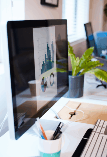 La gestion financière avec EnfinFidu Écran d’ordinateur affichant des graphiques de gestion financière sur un bureau, accompagnant l’accompagnement PME EnfinFidu