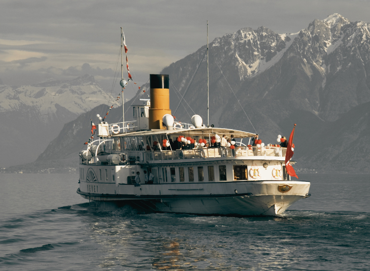 Bateau de la CGN naviguant calmement sur le lac Léman, symbolisant la sérénité et l’accompagnement sur mesure de EnfinFidu﻿ pour le bouclement comptable des PME.