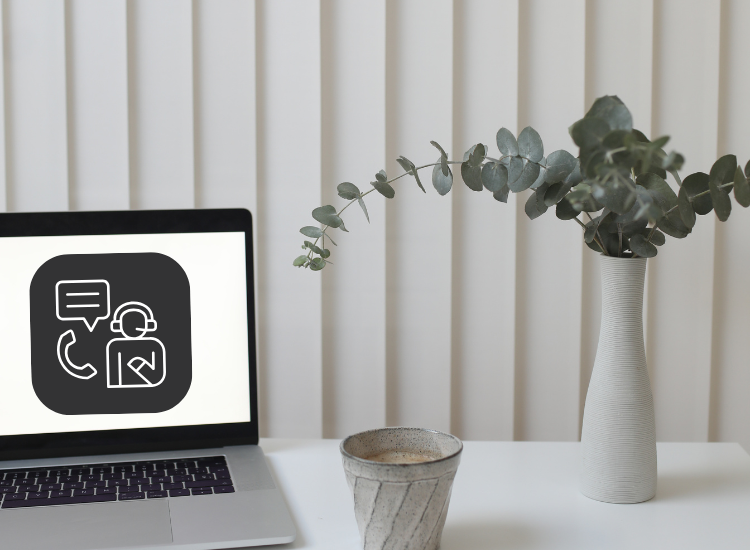 Bureau moderne avec écran d’ordinateur, tasse de café et plante grasse, symbolisant un environnement calme et motivant pour un service d’assistance sur mesure.