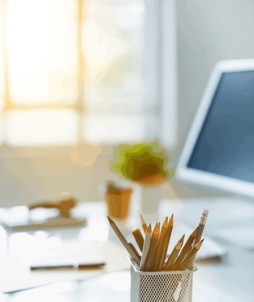 Gestion comptable transparente et rigoureuse au service de votre PME Bureau lumineux avec ordinateur, crayons et fenêtre laissant entrer la lumière du soleil, symbolisant une gestion comptable claire et professionnelle.