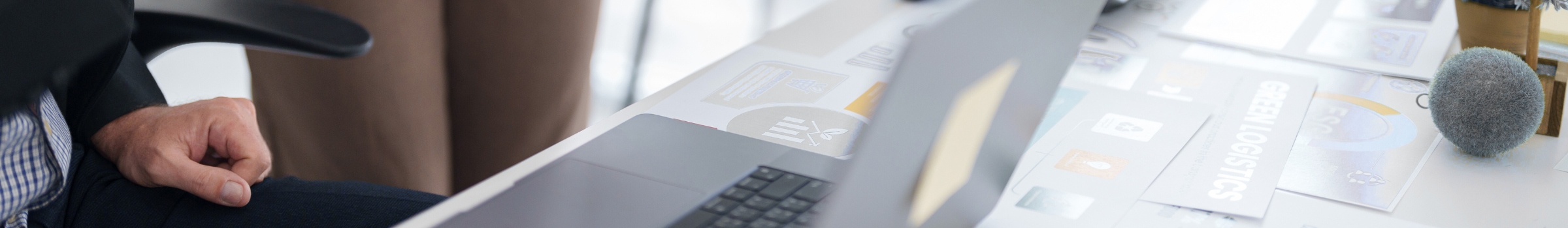 Homme d’affaires concentré analysant des graphiques financiers devant son ordinateur Homme d’affaires assis à son bureau regardant des documents avec graphiques financiers, gestion stratégique entreprise