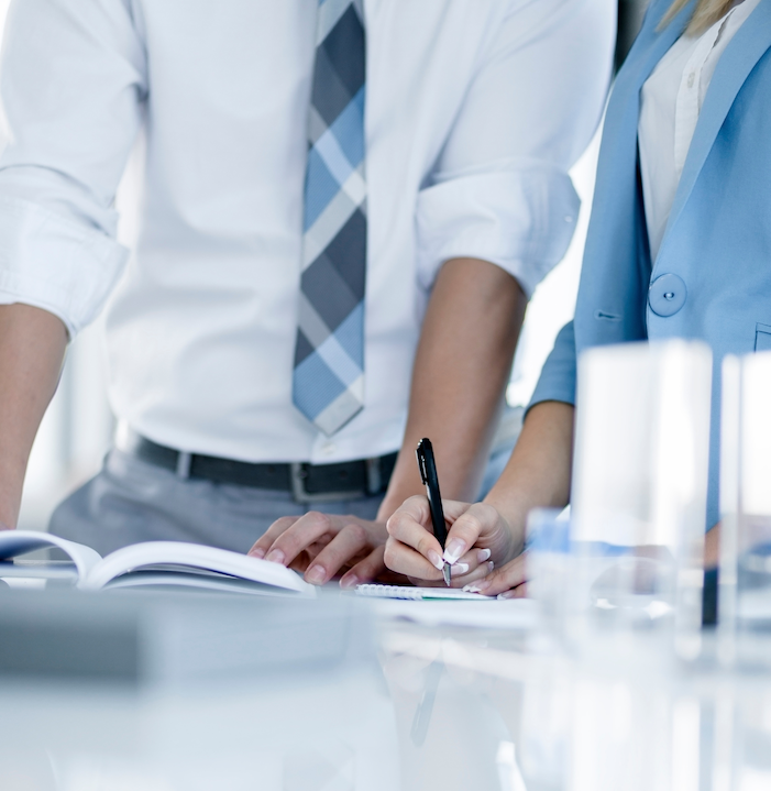 Homme et femme d’affaires discutant au bureau autour de documents financiers - carré