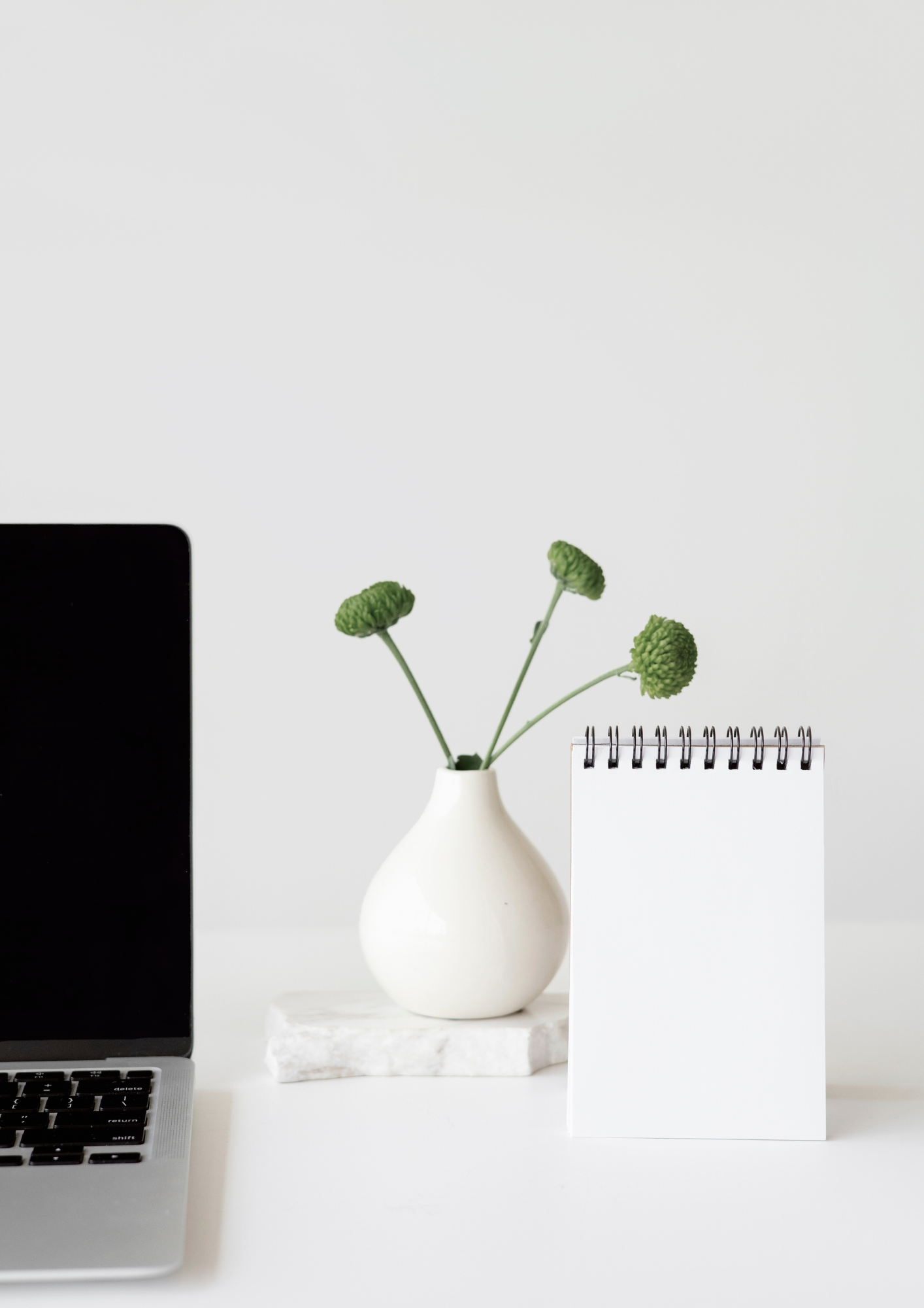 Un espace de travail serein pour une assistance comptable sur mesure Bureau épuré avec ordinateur, tasse de café et plante grasse, évoquant un environnement calme et professionnel pour une assistance comptable et fiscale personnalisée.