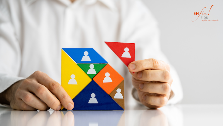 Puzzle en bois de triangles représentant des talents, un manager d’EnfinFidu posant la dernière pièce rouge symbolisant l’intégration des talents.﻿