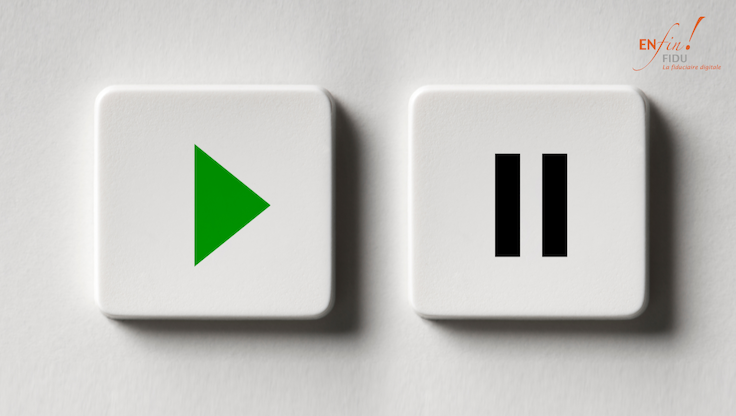 Icône boutons play et pause symbolisant la pause réflexive avant décision d'investissement : le "test des trois oui" pour PME romandes.