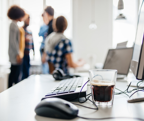 Accompagnement financier des start-up et créateurs d’entreprise Équipe travaillant dans un bureau lumineux sur les bases financières d’une start-up en Suisse romande