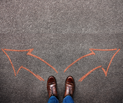 Choisir le bon rythme de croissance pour son entreprise Entrepreneur face à un choix stratégique entre accélérer la croissance ou consolider son entreprise