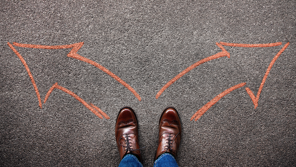 Dirigeant face à un choix stratégique entre accélérer la croissance ou consolider son entreprise