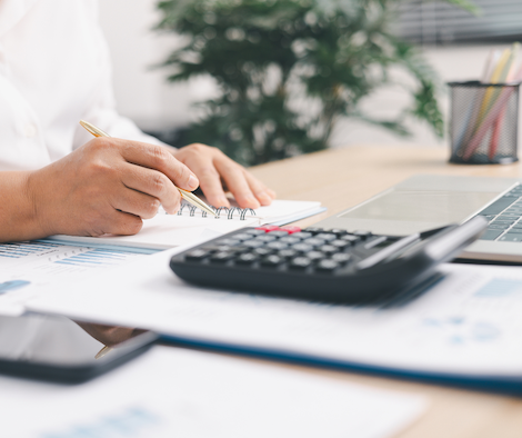 Structurer les bases financières d’une start-up dès la création Dirigeant de start-up en Suisse romande structurant les bases financières de son projet sur son bureau