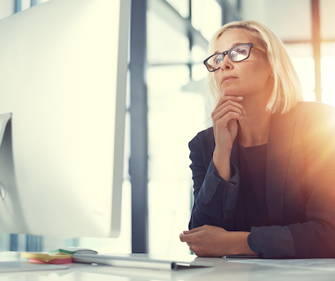 Prendre du recul pour clarifier la valeur et la direction du projet Dirigeante de start-up réfléchissant à la valeur de son projet et à sa stratégie de développement