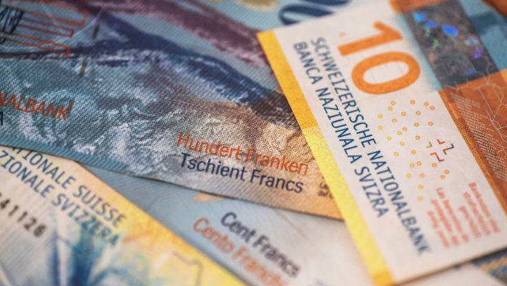 Billets en francs suisses illustrant la gestion de trésorerie d’une PME en Suisse
