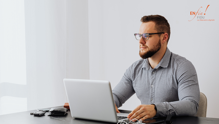 Dirigeant de PME analysant ses indicateurs financiers pour piloter son entreprise