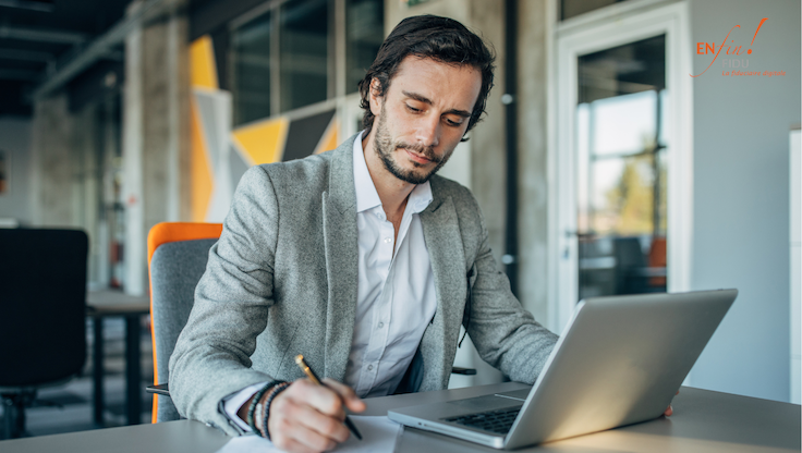 Dirigeant de PME travaillant seul sur ses décisions financières et stratégiques dans son bureau.