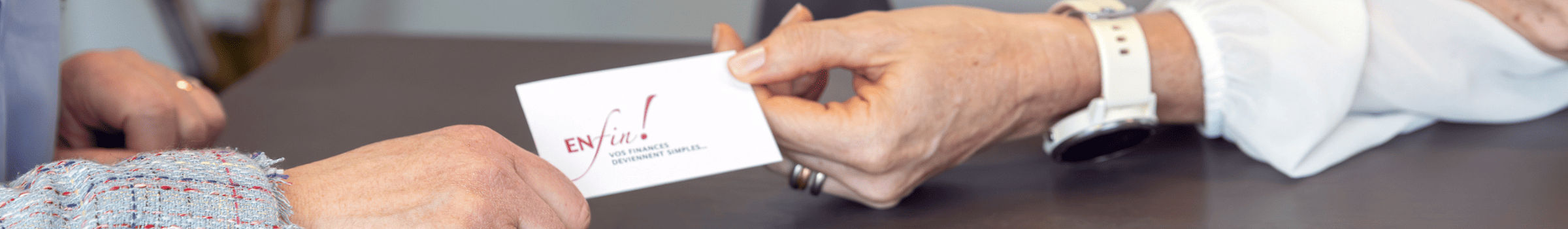 Échange entre une fiduciaire et un dirigeant de PME en Suisse romande illustrant un accompagnement financier personnalisé