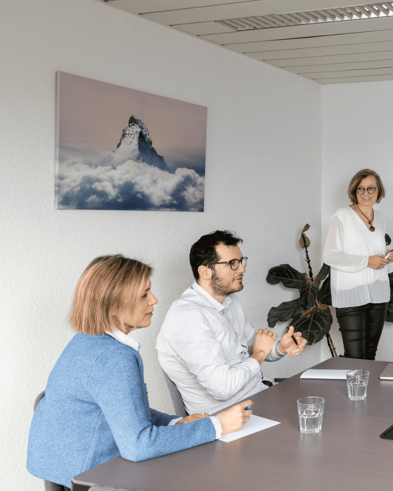 Accompagnement stratégique d’une PME par une fiduciaire et CFO en Suisse romande lors d’une réunion de pilotage financier