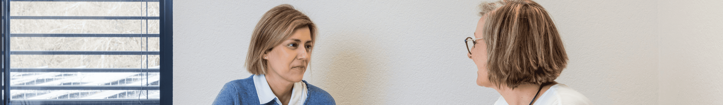 Bouclement comptable pour PME en Suisse romande | Enfin!Fidu-comptable-pme-lausanne-enfinfidu Échange entre une fiduciaire et une dirigeante lors d’un bouclement comptable de PME en Suisse romande