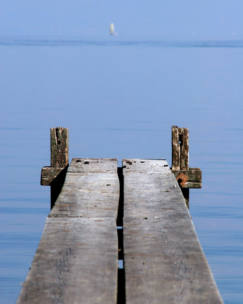 Ponton en bois sur le lac Léman symbolisant la clarté financière et le bouclement comptable des PME en Suisse romande avec Enfin!Fidu