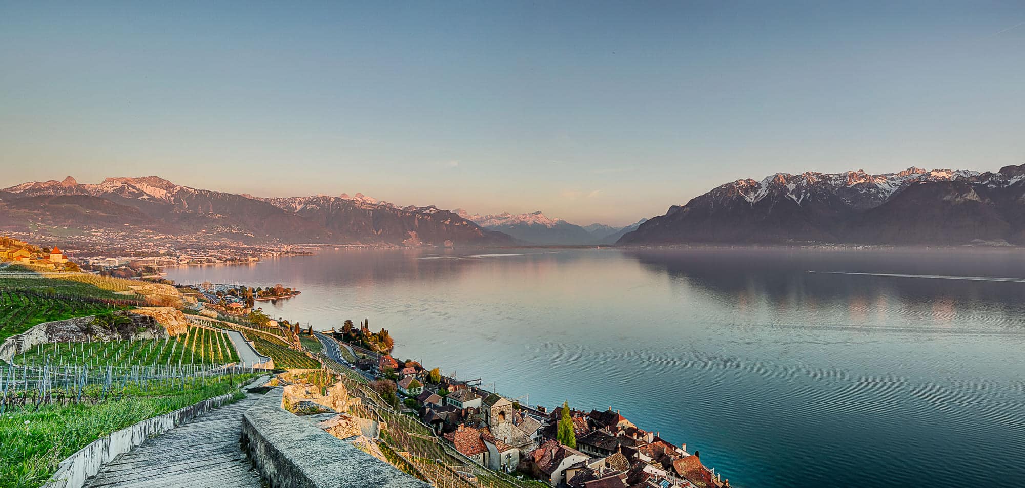 Vue panoramique du lac Léman illustrant la gestion financière et le pilotage serein des PME en Suisse romande