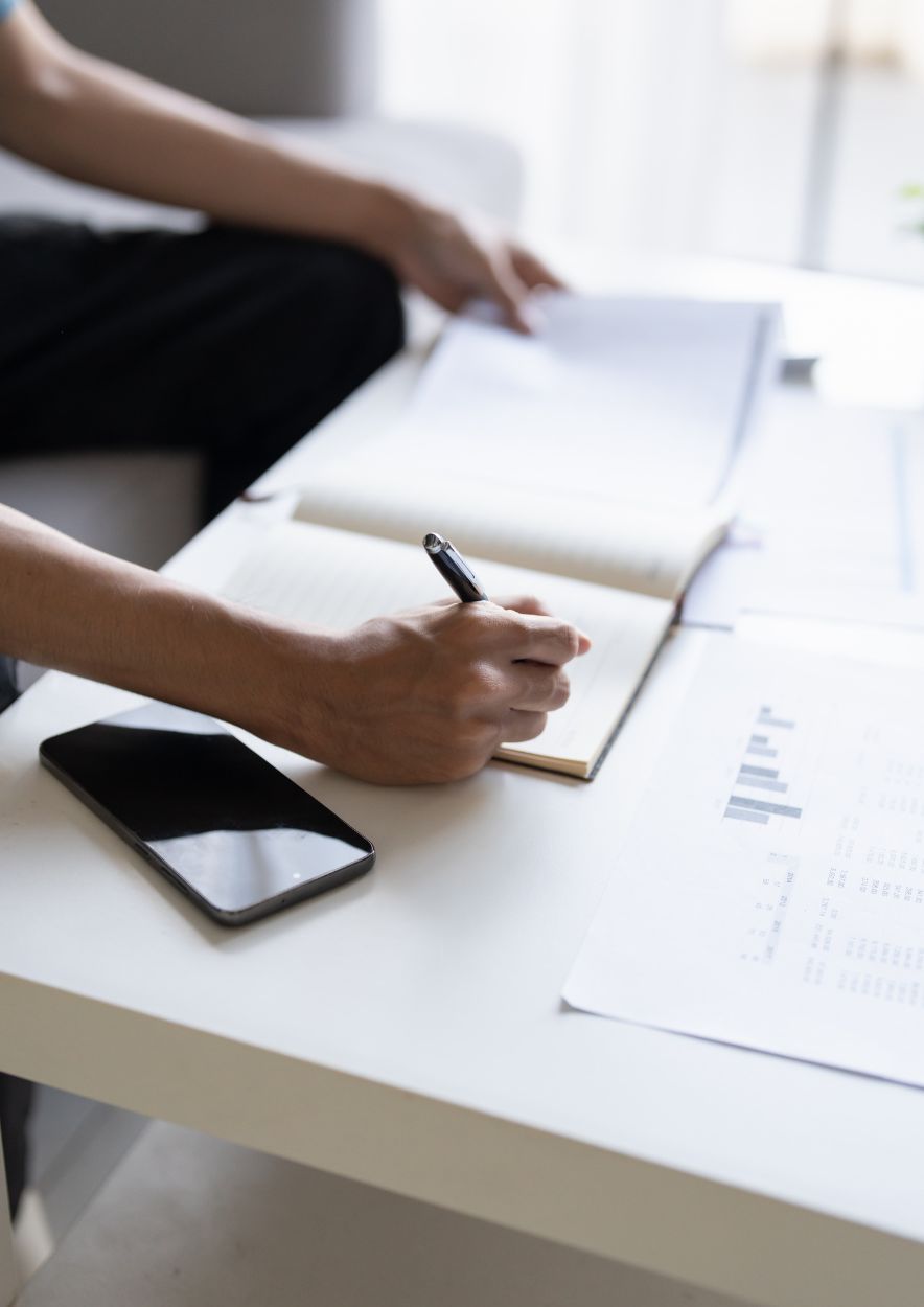 Due diligence et transmission de PME en Suisse Analyse de documents financiers dans le cadre d'une due diligence avant la transmission ou la reprise d'une PME en Suisse.