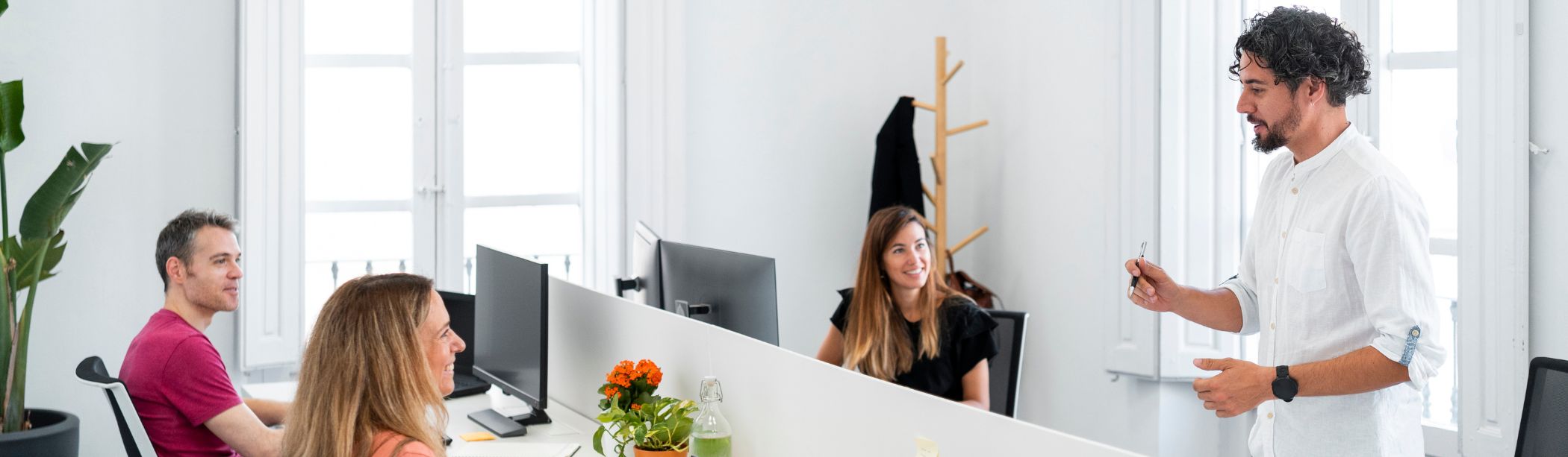 Fiduciaire pour PME en Suisse romande – Enfin!Fidu Dirigeante de PME observant l'horizon avec un ordinateur portable, illustrant le pilotage financier, la comptabilité et l'accompagnement CFO d'Enfin!Fidu en Suisse romande.