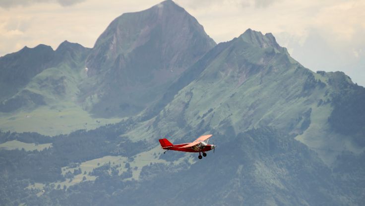 Petit avion en vol illustrant le pilotage d'une PME et l'ajustement de sa trajectoire à mi-année.