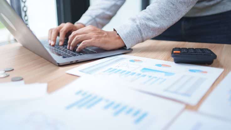 Analyse du budget prévisionnel et des résultats réels d'une PME afin d'identifier les écarts et préparer les prévisions financières.