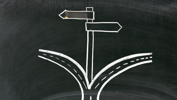 Carrefour avec plusieurs directions, illustrant le choix d'une PME entre investir immédiatement ou décider d'attendre.
